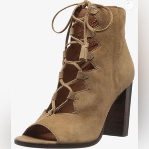 NWOB Frye Gabby Ghillie Suede Booties in Cashew Size 8